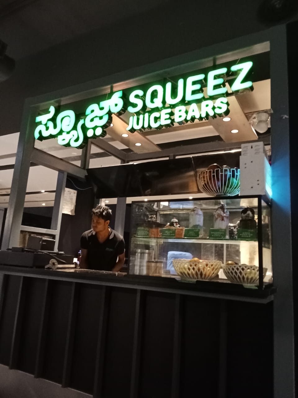 LED-lit dimensional lettering