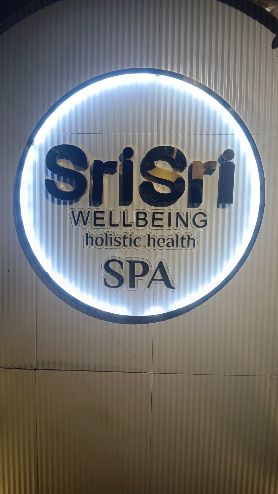 Halo-lit profile signage